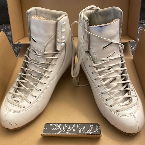Jackson 6.5 B Figure Skate Boot Barely Used - Picture 1 of 6